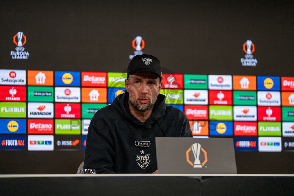 VfB Stuttgart vs. FC Porto, Fussball, Europa League, Achtelfinale, Hinspiel, 12.03.2026 | Sebastian Hoeness (Trainer VfB Stuttgart) bei der Pressekonferenz,VfB Stuttgart vs. FC Porto, Fussball, Europa League, Achtelfinale, Hinspiel, 12.03.2026Foto: photosbyphips/Philip Ziegler