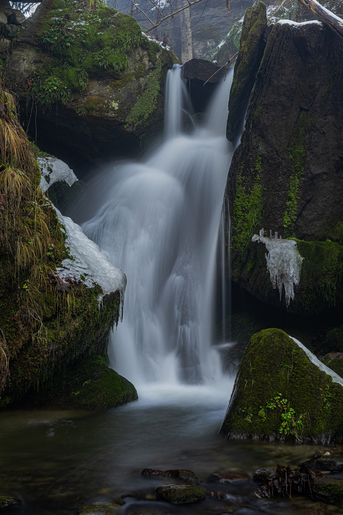 Winterwasserfall | Wasserfall am "Abenteuer Wasser Weg" - Realisiert mit Pictrs.com