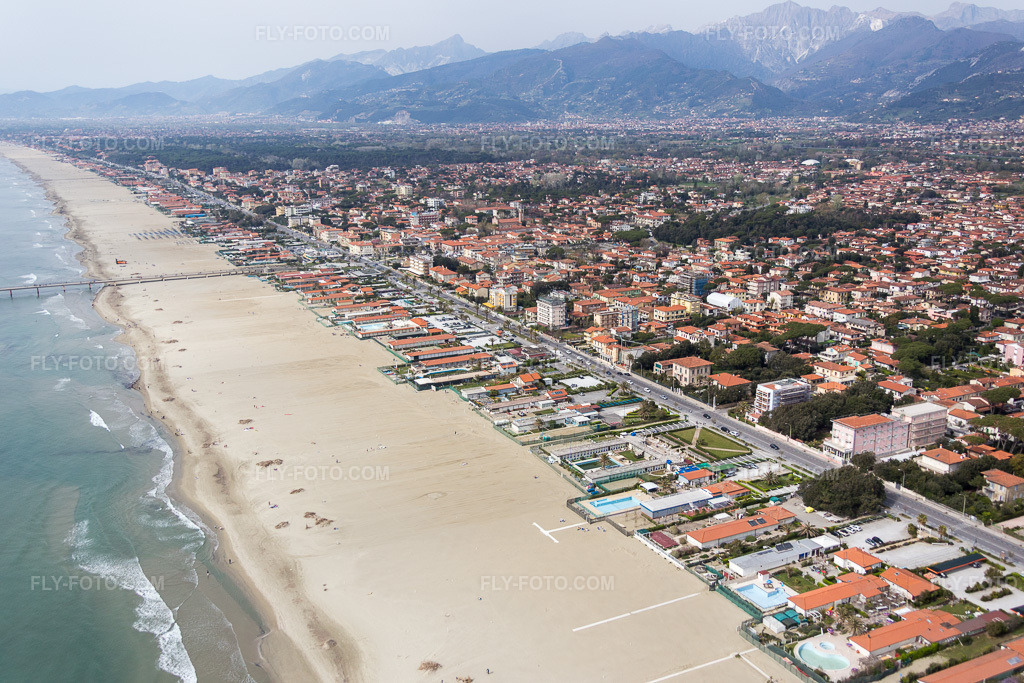 Aerial view: Coastal landscape on the sandy beach of the Ligurian Sea in Forte dei Marmi in the state Lucca, Italy.Photo: IMG_086917.jpg taken on 04/03/2016 by Werner Riehm/FLY-FOTO.comResolution of the original: 5472 x 3648 px