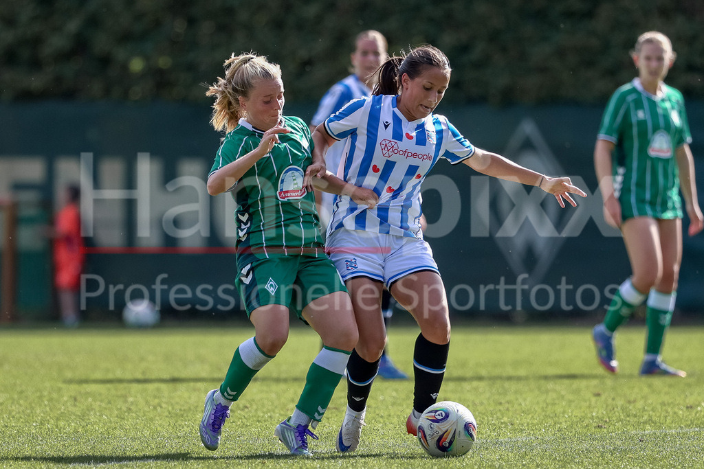 Fussball, Testspiel Frauen, SV Werder Bremen - SC Heerenveen | v.li.: Ricarda Walkling (SV Werder Bremen, 13) und Roos de Haas (SC Heerenveen, 8) im Zweikampf, Duell, Dynamik, Aktion, Action, Spielszene