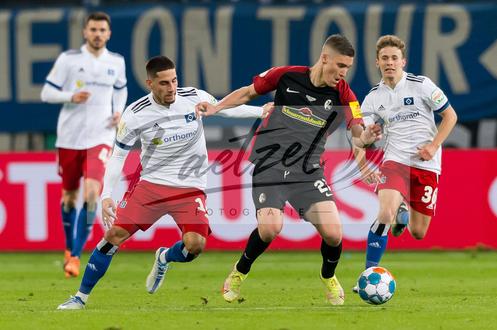 HSVSCF20220419_112 | Fussball, Herren: Ludovit Reis (Hamburger SV) und Roland Sallai (SC Freiburg) im Zweikampf beim DFB-Pokal-Halbfinalspiel zwischen Hamburger SV und SC Freiburg im Volksparkstadion am 19.04.2022 in Hamburg, Deutschland.DFB / DFL REGULATIONS PROHIBIT ANY USE OF PHOTOGRAPHS AS IMAGE SEQUENCES AND/OR QUASI-VIDEO. - Realisiert mit Pictrs.com