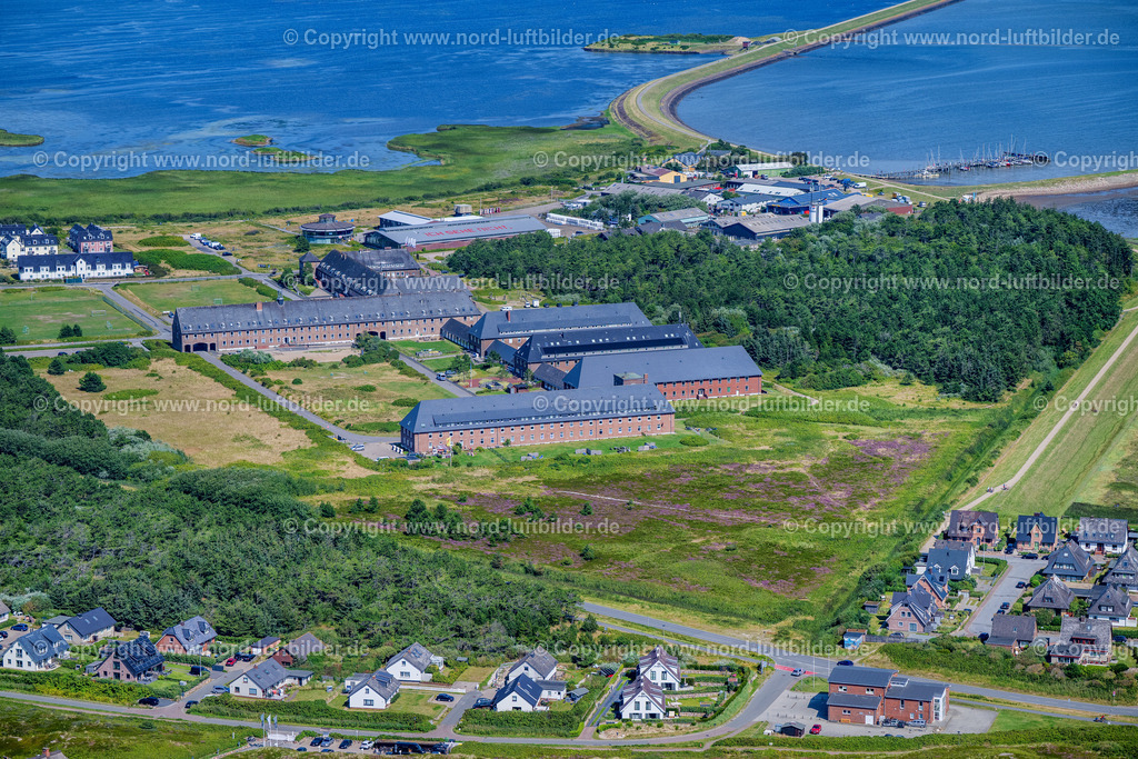 Sylt_Rantum_Ehemals_Kaserne_Steger_Hüs_ELS_6117130825 | SYLT 13.06.2025 Ferienhaus Anlage " Steger-Hüs " an der Straße Am Torbogen in Sylt Nordsee - Insel im Bundesland Schleswig-Holstein, Deutschland. Weiterführende Informationen bei: Söl-Service GmbH. // Holiday house plant of the park " Steger-Hues " on street Am Torbogen in Sylt North Sea Island in the state Schleswig-Holstein, Germany. Further information at: Soel-Service GmbH. Foto: Martin Elsen