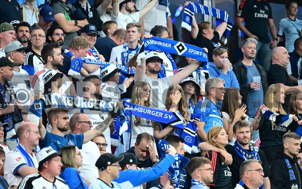 KBS Picture_HSV-HerthaBSC_019 | HSV Fans mit Shals in der Westkurve ,Sportplatz :  Volksparkstadion, - Realisiert mit Pictrs.com