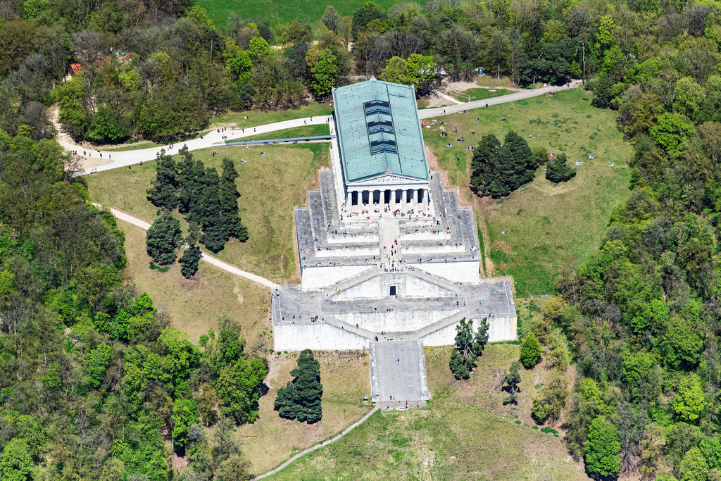 dr__0062530.jpg | DONAUSTAUF 09.05.2021 Sehenswürdigkeit und Tourismus- Attraktion des Geschichts- Denkmal und Ruhmeshalle " Nationaldenkmal Walhalla " im Ortsteil Sulzbach a.d.Donau in Donaustauf im Bundesland Bayern, Deutschland. // Tourist attraction of the historic monument " Nationaldenkmal Walhalla " in the district Sulzbach a.d.Donau in Donaustauf in the state Bavaria, Germany. Foto: Daniel Reiter