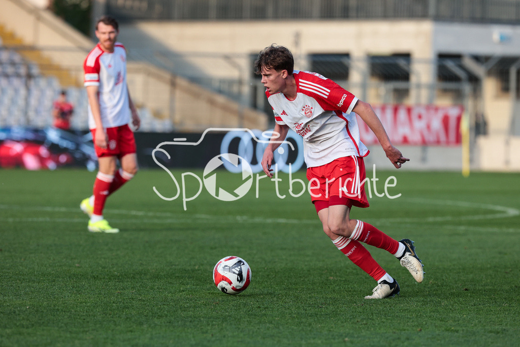 FC Bayern Amateure - TSV Aubstadt | am ball Jonathan JENSEN (FCB #49) / Freisteller / Einzelfoto