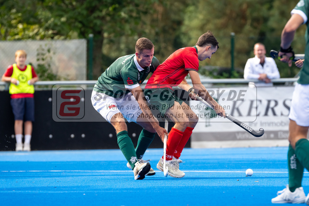 HK_20240915_106481 | 1. Bundesliga Herren Crefelder HTC - Uhlenhorst Mülheim am 15.9.2024 Crefelder HTC , CHTC, Krefeld , Dennis Holthaus ( Uhlenhorst Mülheim #5 ) , Sharp Lachlan ( Crefelder HTC #9 )
