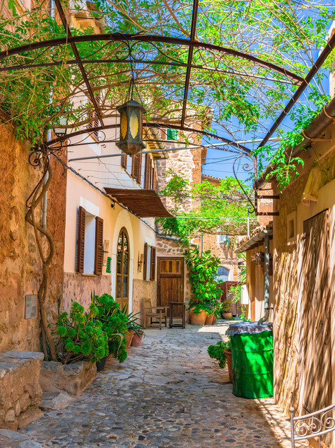 Idyllic mediterranean house with beautiful patio garden | Beautiful view of mediterranean house with idyllic garden back yard - Realisiert mit Pictrs.com