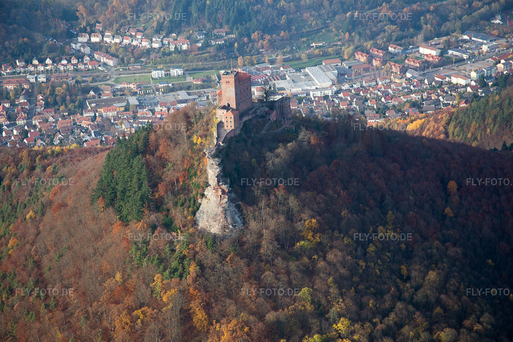 Luftbild: Kletterfelsen Trifels in Annweiler am Trifels im Bundesland Rheinland-Pfalz in Deutschland. Foto: IMG_085153.jpg vom 08.11.2015 durch Werner Riehm/FLY-FOTO.de