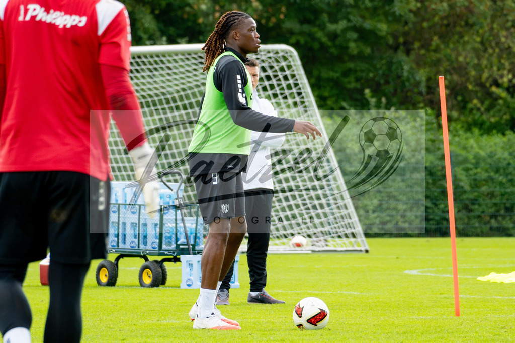 20260909_TRAOSN_0601 | Fußball, Herren: Elias Bakatukanda (VfL Osnabrück) in Aktion, am Ball, Einzelaktion beim Training des VfL Osnabrück am 09.09.2026 im Sportpark Illoshöhe in Osnabrück, Deutschland.(Foto von Nico Paetzel) - Realisiert mit Pictrs.com