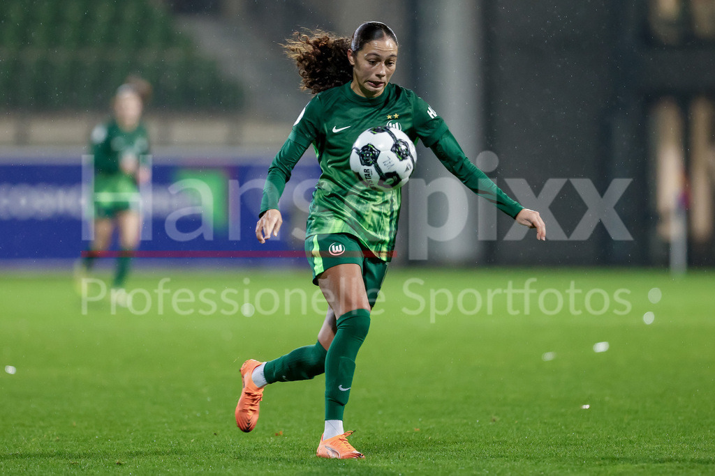 Fussball, DFB-Pokal Frauen, VfL Wolfsburg - SC Freiburg | Kessya Bussy (VfL Wolfsburg, 19) am Ball, Einzelbild, Ganzkörper, Aktion, Action, Spielszene, DIE DFB-RICHTLINIEN UNTERSAGEN JEGLICHE NUTZUNG VON FOTOS ALS SEQUENZBILDER UND/ODER VIDEOÄHNLICHE FOTOSTRECKEN. DFB REGULATIONS PROHIBIT ANY USE OF PHOTOGRAPHS AS IMAGE SEQUENCES AND/OR QUASI-VIDEO.
