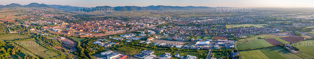 Luftbild: Stadtpanorama aus Südosten im Ortsteil Queichheim in Landau im Bundesland Rheinland-Pfalz in Deutschland. Foto: IMG_64568-Bearbeitet-2.jpg vom 04.05.2014 durch Werner Riehm/FLY-FOTO.deAuflösung des Originals: 15096 x 2843 px