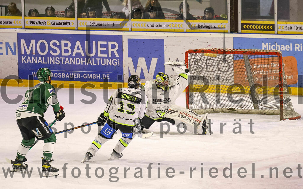 2024-02-02_055_TSV_Erding_gegen_ERSC_Amberg | Erding, Deutschland, 02.02.2024:
Eishockey, Bayernliga Vorrunde 2023 / 2024, 30. Spieltag, TSV Erding gegen ERSC Amberg, Endergebnis: 1:0

Maximilian Forster (Erding Gladiators, #81), Kevin Schmitt (ERSC Amberg, #19), Torwart Timon Bätge (ERSC Amberg, #31)

Foto: Christian Riedel / fotografie-riedel.net
