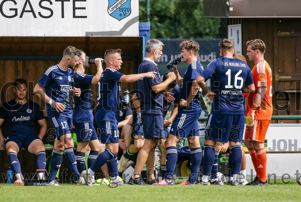 2023-08-26_100_FC_Langengeisling_gegen_TuS_Raubling | Erding, Deutschland, 26.08.2023:
Fußball, Bezirksliga Oberbayern Ost 2023 / 2024, 6. Spieltag, FC Langengeisling gegen TuS Raubling, Endergebnis: 2:0

Thomas Arnold (TuS Raubling, #17), Alexander Lallinger (TuS Raubling, #10), Trainer Hannes Jenewein (TuS Raubling), Quirin Wolfrum (TuS Raubling, #24), Marius Pappenberger (TuS Raubling, #16), Torwart Alexander Kuile (TuS Raubling, #22)

Foto: Christian Riedel / fotografie-riedel.net