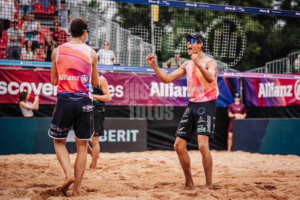 Beachvolleyball | Männer | Allianz German Beach Tour 2025 | Tourstop München | 04.07.2025 | v.l. Yannick Bibelriether und Valentin Schneckenburger jubeln