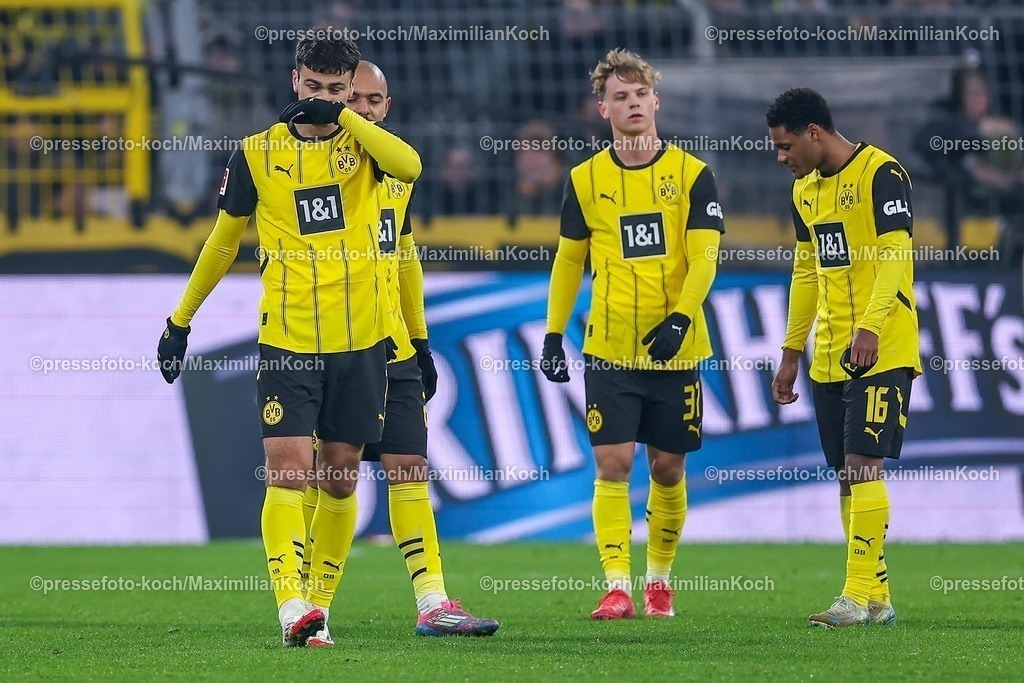 BVB10012501133 | 10.01.2025, Fußball, Borussia Dortmund - Bayer 04 Leverkusen, 1. Fußball Bundesliga, 16. Spieltag, Signal Iduna Park, Saison 2024 2025: Enttäuschte Gesichter beim BVB nach der 2:3 Niederlage. Die Mannschaft steht enttäuscht auf dem Spielfeld. Giovanni Reyna (BVB #7), Cole Campbell (BVB #37), Julien Duranville (BVB #16), Donyell Malen (BVB #21)DFB regulations prohibit any use of photographs as image sequences and or quasi-video.