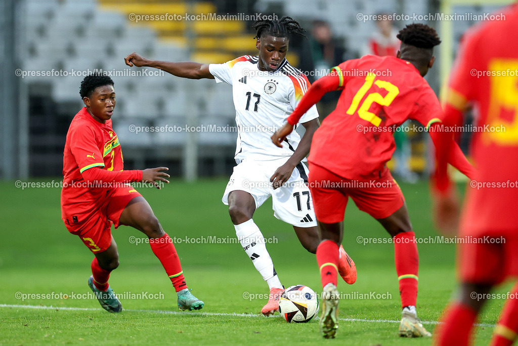 WUP14102401016 | 14.10.2024, Fußball, U20 Länderspiel Deutschland - Ghana, Stadion am Zoo, Wuppertal, Saison 2024 2025: Zweikampf Fabio Balde (GER #17) kämpft gegen Majeed Alidu Labaran (Ghana #3) und Boah Collins (Ghana #12)