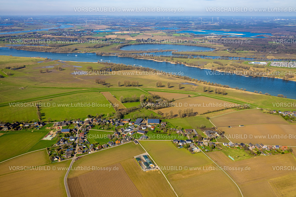 Wesel240311004Werrich Perrich | Luftbild, Wohngebiet Ortsansicht Ortsteil Werrich am Fluss Rhein und Rheinaue, See Flürener Altrhein, Wiesen und Felder mit Fernsicht, Binnenschiffahrt, Werrich, Wesel, Nordrhein-Westfalen, Deutschland