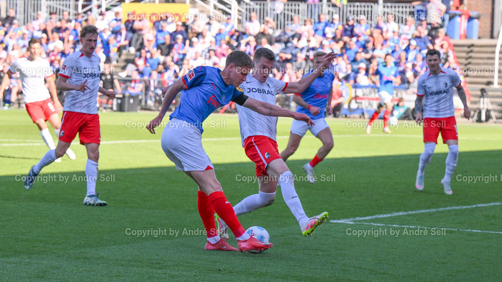 Holstein Kiel vs SC Freiburg | Phil Harres (Kiel #19) / Matthias Ginter (Freiburg #28) / Fußball-Bundesliga Männer 2024/2025 / 33. Spieltag / Holstein Kiel vs SC Freiburg / Holstein-Stadion / Kiel / 10.05.25 - Realisiert mit Pictrs.com