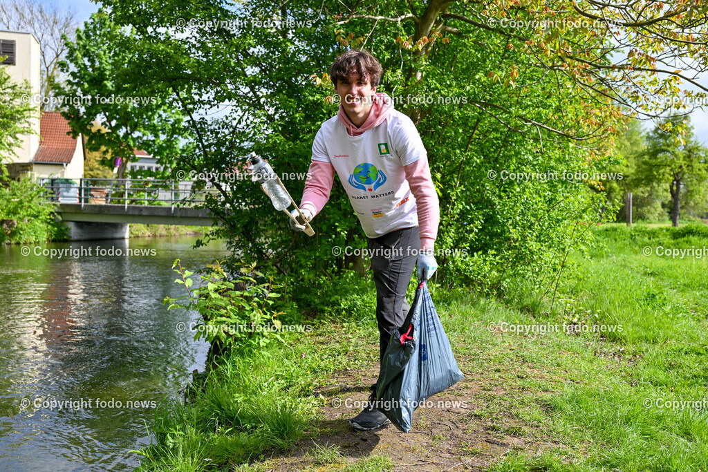 Traun_ VS Dyoniesen Muellsammeln_ 25.04.2024-14 | 24.04.2024, Traun, AUT, VS Dyonisen, im Bild VS Dyoniesen Muellsammeln mit Umweltaktivist Felix Kreiner