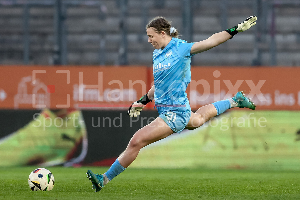 Fussball, Google Pixel Frauen-Bundesliga, SGS Essen - SV Werder Bremen | v.li.: Kim Sindermann (Torhüterin, Torwart, SGS Essen, 31) am Ball, Freisteller, Einzelbild, Ganzkörper, Aktion, Action, Spielszene, DIE DFB-RICHTLINIEN UNTERSAGEN JEGLICHE NUTZUNG VON FOTOS ALS SEQUENZBILDER UND/ODER VIDEOÄHNLICHE FOTOSTRECKEN. DFB REGULATIONS PROHIBIT ANY USE OF PHOTOGRAPHS AS IMAGE SEQUENCES AND/OR QUASI-VIDEO.