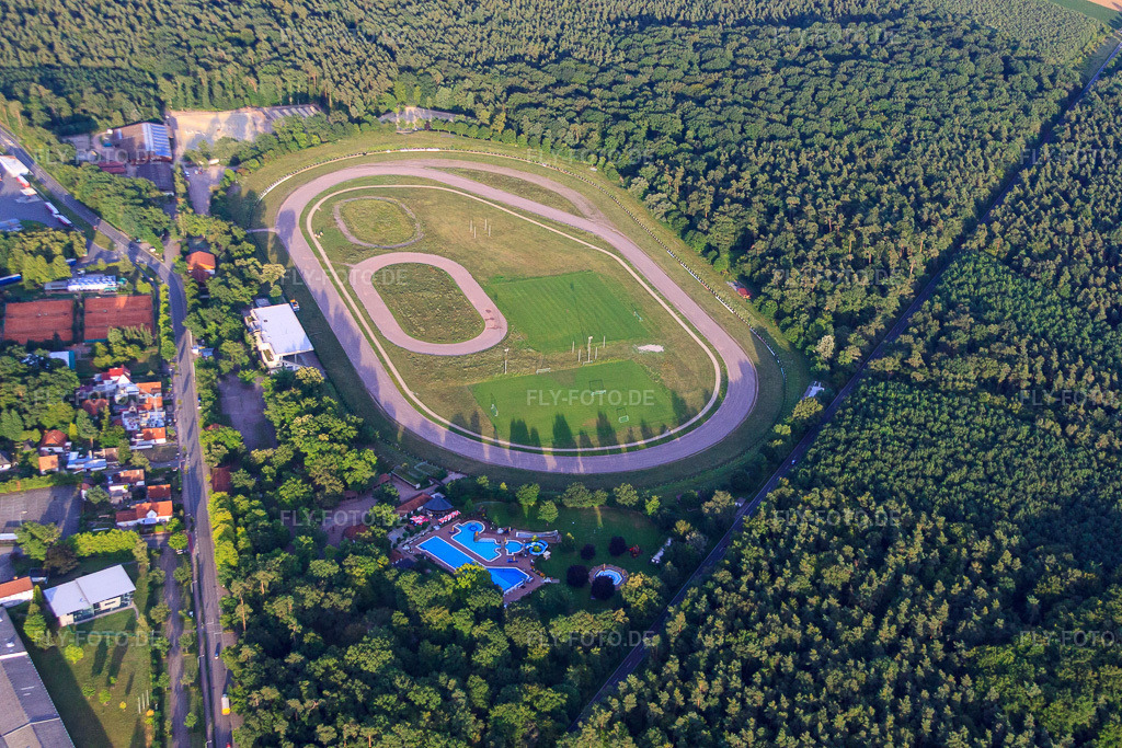 Luftbild: SPEEDWAY: Sandbahnrennbahn der Motorsportvereinigung Herxheim in Herxheim bei Landau im Bundesland Rheinland-Pfalz in Deutschland. Foto: IMG_51415.jpg vom 04.08.2012 durch Werner Riehm/FLY-FOTO.deSPEEDWAY.DE