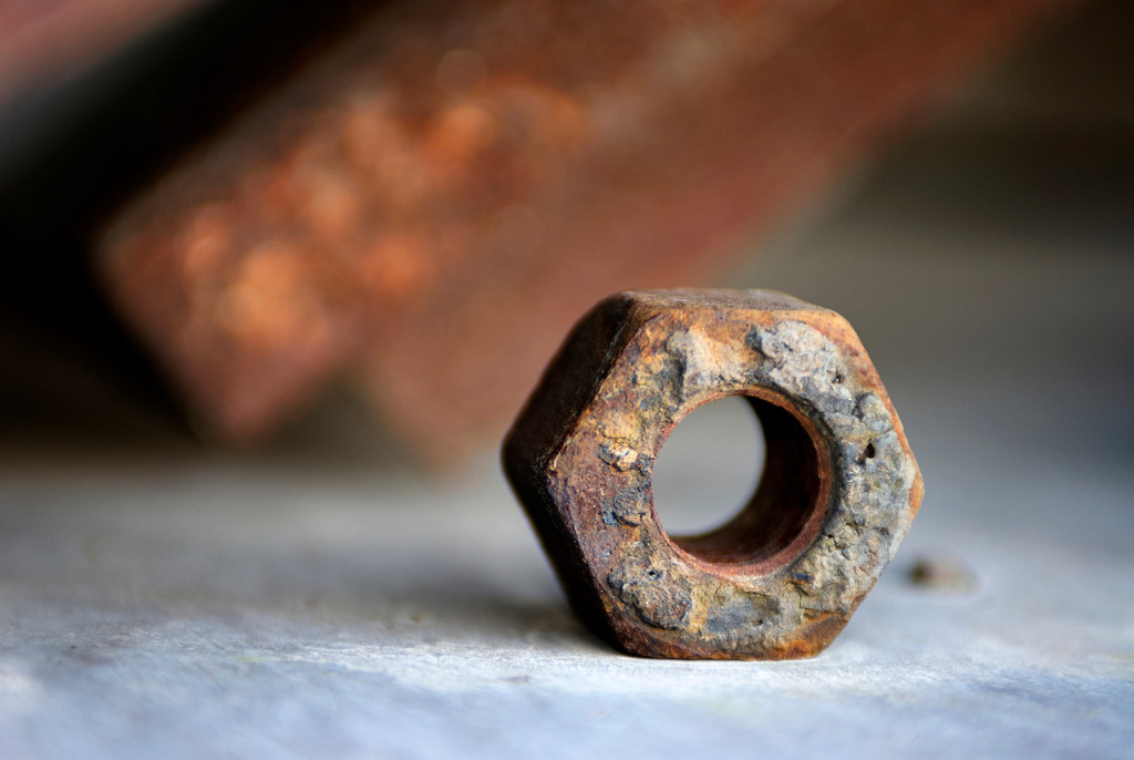 rostige Sechskantmutter | Strasshof, Austria - July 21, 2009: rostige Sechskantmutter auf dem Tisch. - Realisiert mit Pictrs.com