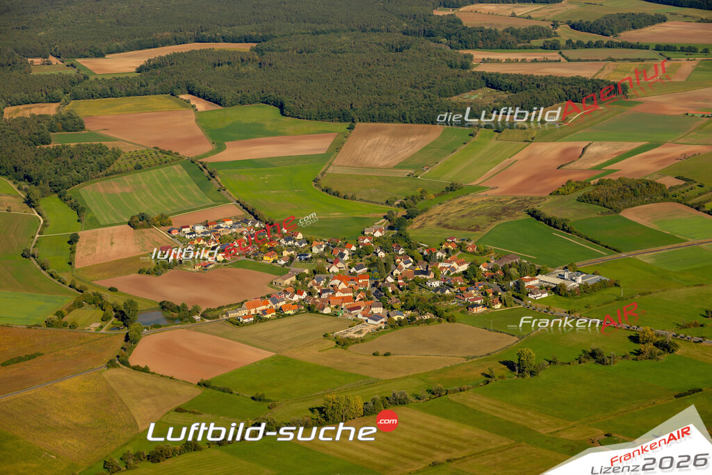Das Luftbild zeigt : Grasmannsdorf Burgebrach - Die Luftaufnahme wurde 2023 vom UL-Flugzeug aus erstellt ( keine Drohne ) - Hochauflösende Luftaufnahme - Für grossformatige Ausdrucke geeignet. Die Geschenkidee !Mit Lizenz und Bildrechte bestellbar