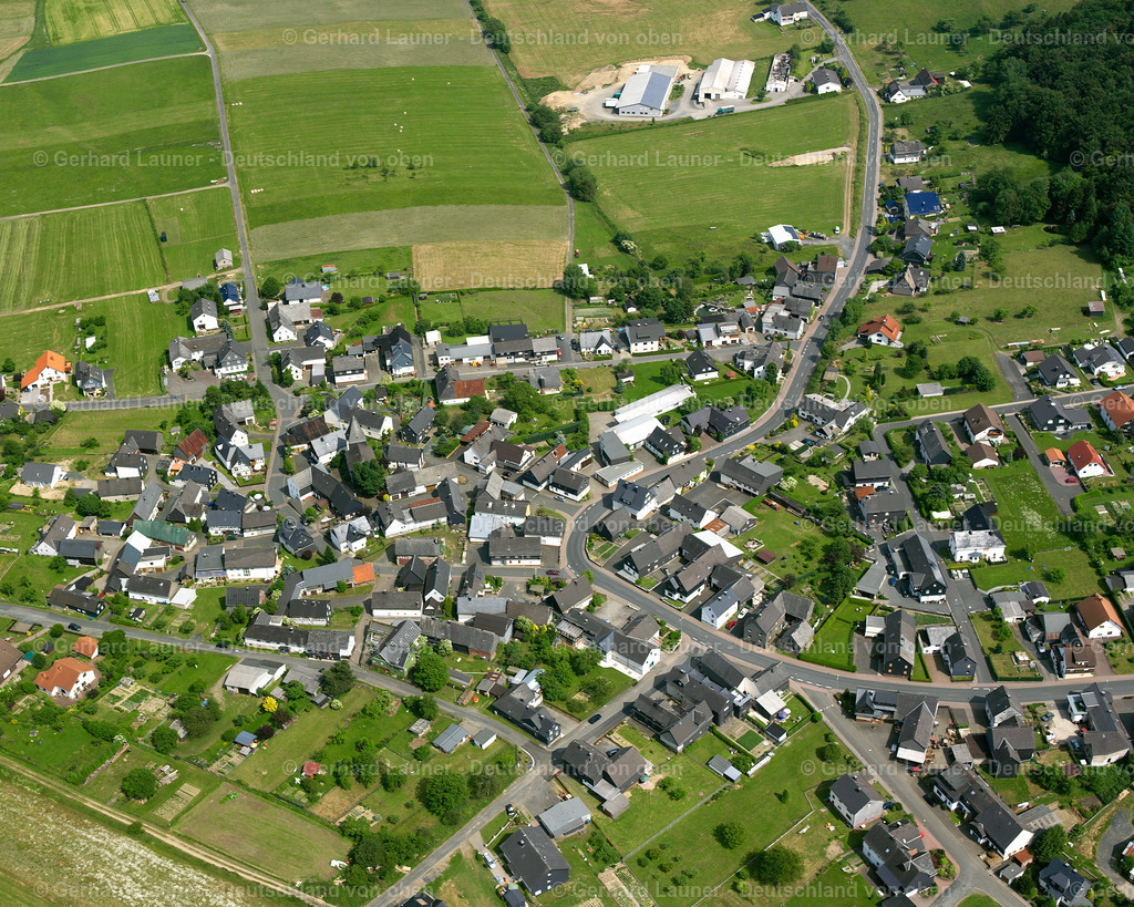 2611074 | ROTH 09.06.2006 Landwirtschaftliche Nutzflächen und Feldgrenzen  umsäumen das Siedlungsgebiet des Dorfes in Roth im Bundesland Hessen, Deutschland // Agricultural land and field boundaries surround the settlement area of the village  in Roth in the state Hesse, Germany Foto: Gerhard Launer