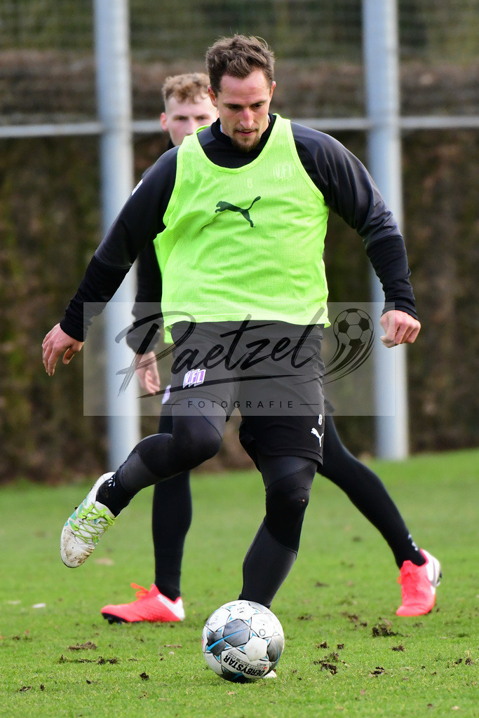20200130_TRAOSN_0085 | Fußball, Herren: Ulrich Taffertshofer (VfL Osnabrueck) in Aktion, am Ball, Einzelaktion waehrend der Trainingseinheit des VfL Osnabrueck im Sportpark Illoshoehe am 30.01.2020 in Osnabrueck, Deutschland. - Realisiert mit Pictrs.com