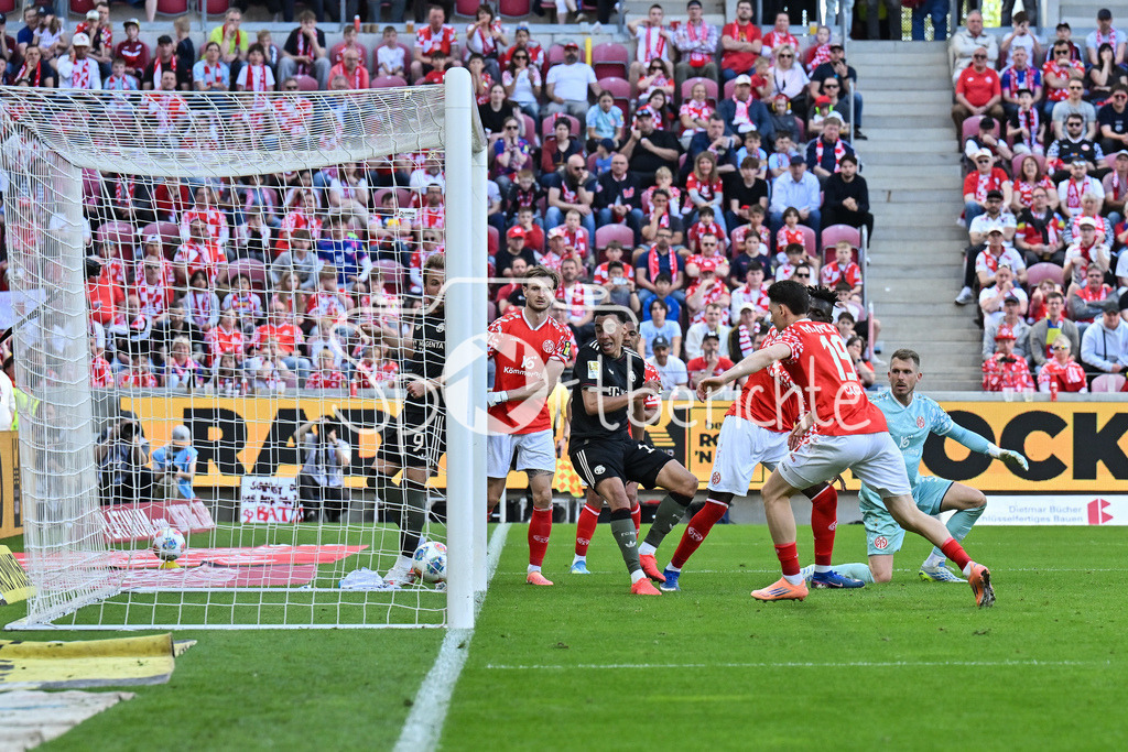1. FSV Mainz 05 - FC Bayern München | MAINZ, GERMANY - 25. APRIL: in dieser Szene erzielt Jamal MUSIALA (FC Bayern Munich 10) den Treffer zum 3-3 Ausgleich während dem Bundesligamatch zwischen dem 1. FSV Mainz 05 und dem FC Bayern München am 31. Spieltag in der MEWA Arena / DFL REGULATIONS PROHIBIT ANY USE OF PHOTOGRAPHS AS IMAGE SEQUENCES AND/OR QUASI-VIDEO