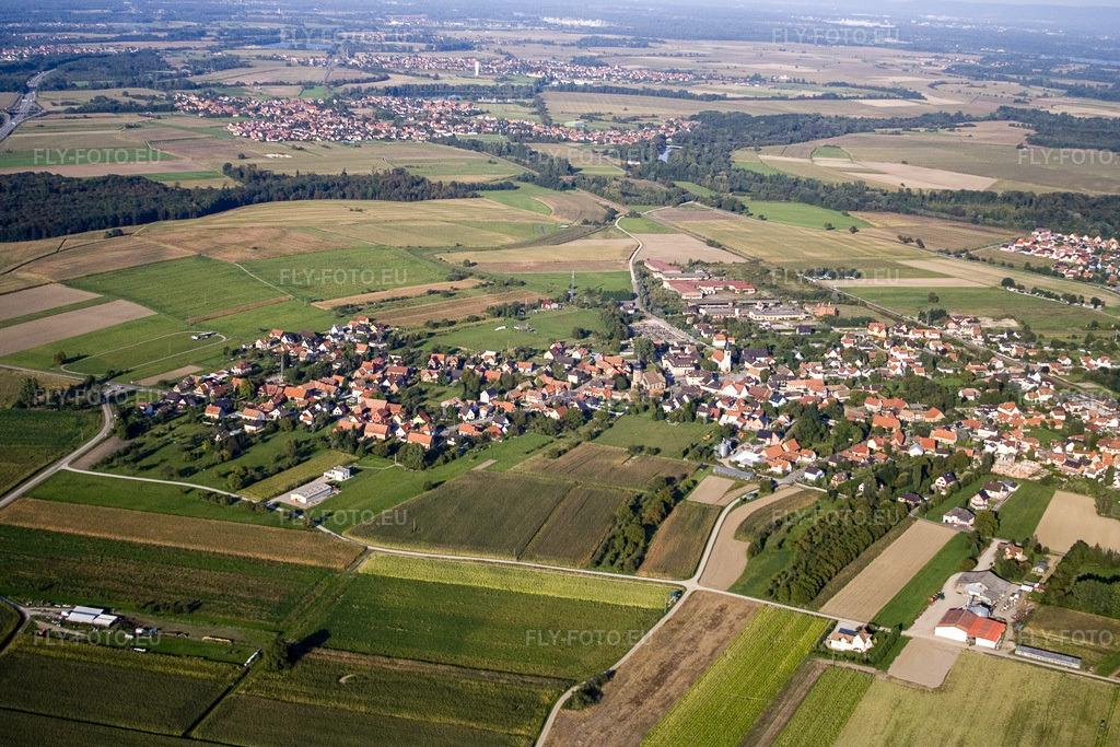 Vue aérienne: Vue de la ville depuis le sud-ouest à Sessenheim dans le département Bas Rhin, France – .Photo: IMG_8119.jpg prise le 15/09/2007 par Werner Riehm/FLY-FOTO.eu – Résolution de l'original: 3346 x 2231 px