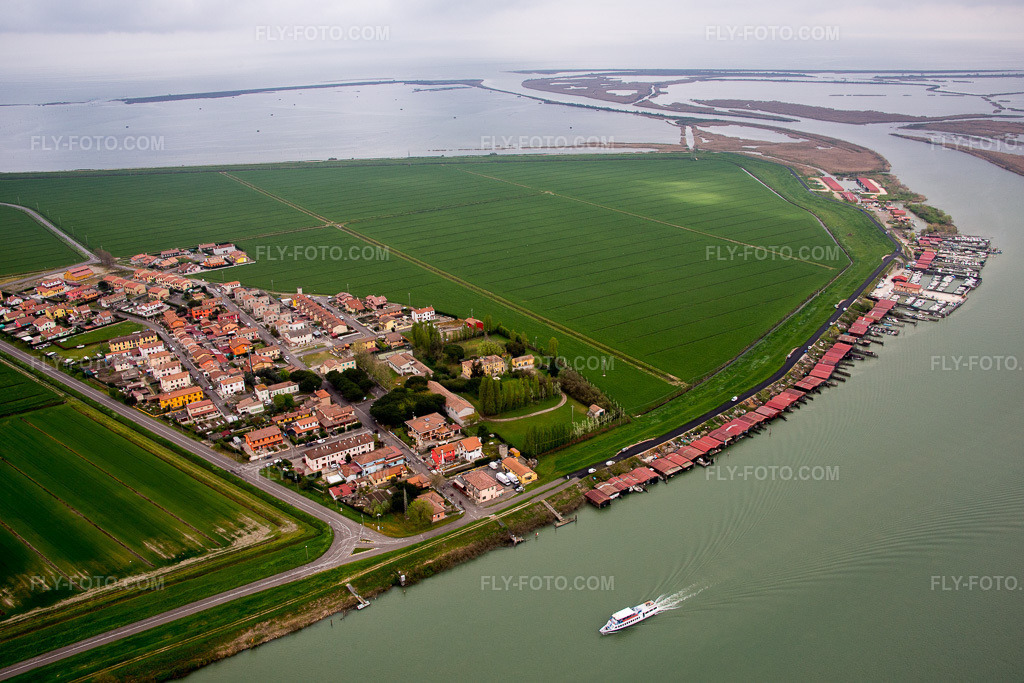 Aerial view: Bank area of the Po della Pila - course of the river in Pila in the district Pila in Porto Tolle in the state Rovigo, Italy.Photo: IMG_087680.jpg taken on 04/09/2016 by Werner Riehm/FLY-FOTO.comResolution of the original: 5472 x 3648 px
