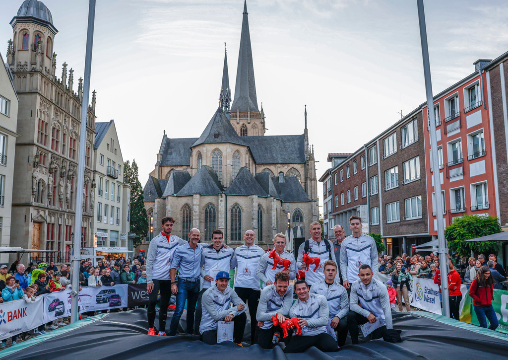 top-top.de 240913-234 | Foto, Video, Fotografie, Videografie, Fotobox, DJ, Discjockey, Musik, Musikbox, Veranstaltung, Photobooth, Amazon, Ebay, Buchtipp, Bestseller, Autor, Verlag, Buch, Wesel, Hamminkeln, NRW, Dinslaken, Rees, Drohne, Hochzeit, Party, Fotobox, Wesel, Fotograf