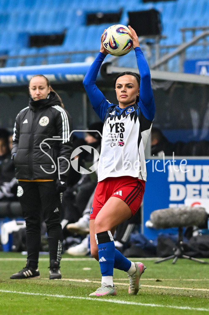 Hamburger SV - SC Freiburg | HAMBURG, GERMANY - 01. FEBRUARY: Beim Einwurf Nigar MIRZALIYEVA (Hamburger SV 4) / Einzelfoto / Freisteller während dem Match zwischen dem Hamburger SV und dem SC Freiburg am 16. Spieltag der Google Pixel Frauen-Bundesliga im Volksparkstadion