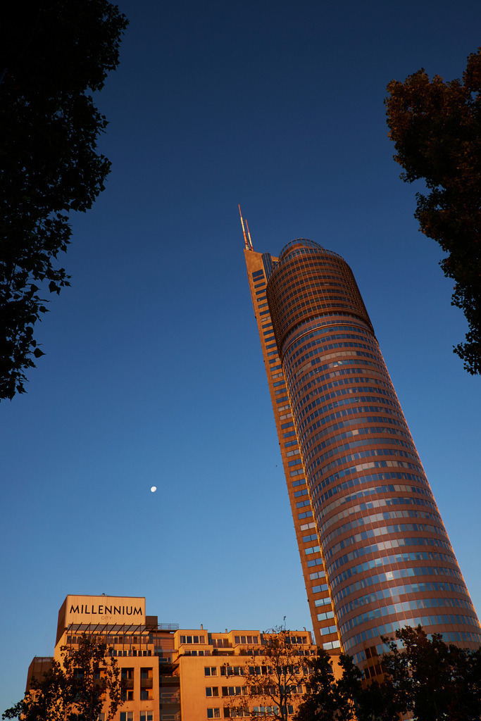 Millennium Tower im Morgenlicht | Wien, Austria - September 26, 2018: Millennium Tower im Morgenlicht. - Realisiert mit Pictrs.com