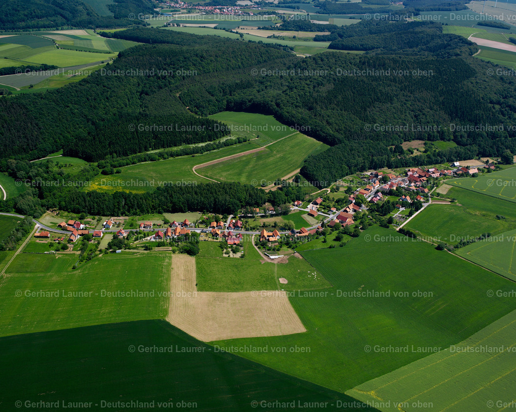 2634230 | GLASEHAUSEN 09.06.2006 Landwirtschaftliche Nutzflächen und Feldgrenzen  umsäumen das Siedlungsgebiet des Dorfes in Glasehausen im Bundesland Thüringen, Deutschland // Agricultural land and field boundaries surround the settlement area of the village  in Glasehausen in the state Thuringia, Germany Foto: Gerhard Launer