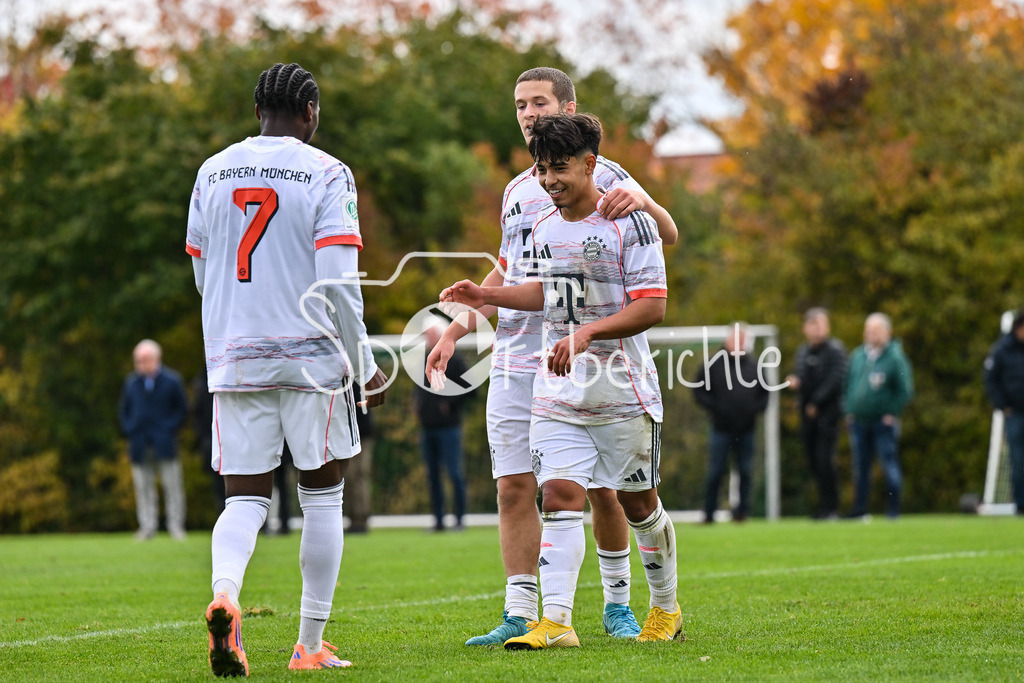 SpVgg Unterhaching U19 - FC Bayern München U19 | Jubel der Gäste nach dem Treffer zum 0-3 durch Maycon Douglas NORMANHA CAROZO (FC Bayern München U19 11) / Hattrick / Tor / Torschuetze / Freude / Happy / U19 DFB Nachwuchsliga: SpVgg Unterhaching - FC Bayern München; Sportschule Oberhaching am 18.10.2025