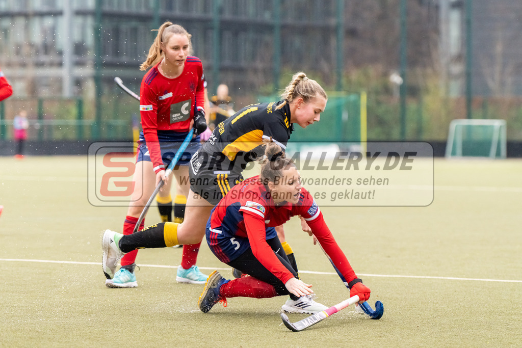 HK_20230401_106580 | 1. Bundesliga Damen Düsseldorfer HC - Harvestehuder THC  am 1.4.2023 DHC Düsseldorf, Düsseldorf , Pia Lhotak ( Düsseldorfer HC #5 ) , Schlüter Henriette ( Harvestehuder THC #11 )