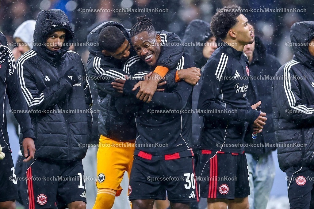 SGE30112501138 | 30.11.2025, Fußball, Eintracht Frankfurt - VfL Wolfsburg, 1. Fußball Bundesliga, 12. Spieltag, Deutsche-Bank-Park (Frankfurt am Main), Saison 2025 2026: Gute Laune nach dem 1:1 beim Abschlussjubel von Eintracht Frankfurt - Michy Batshuayi&nbsp;(Eintracht Frankfurt #30) lachend  DFB Regulations prohibit any use of photographs as image sequences and or quasi-video.