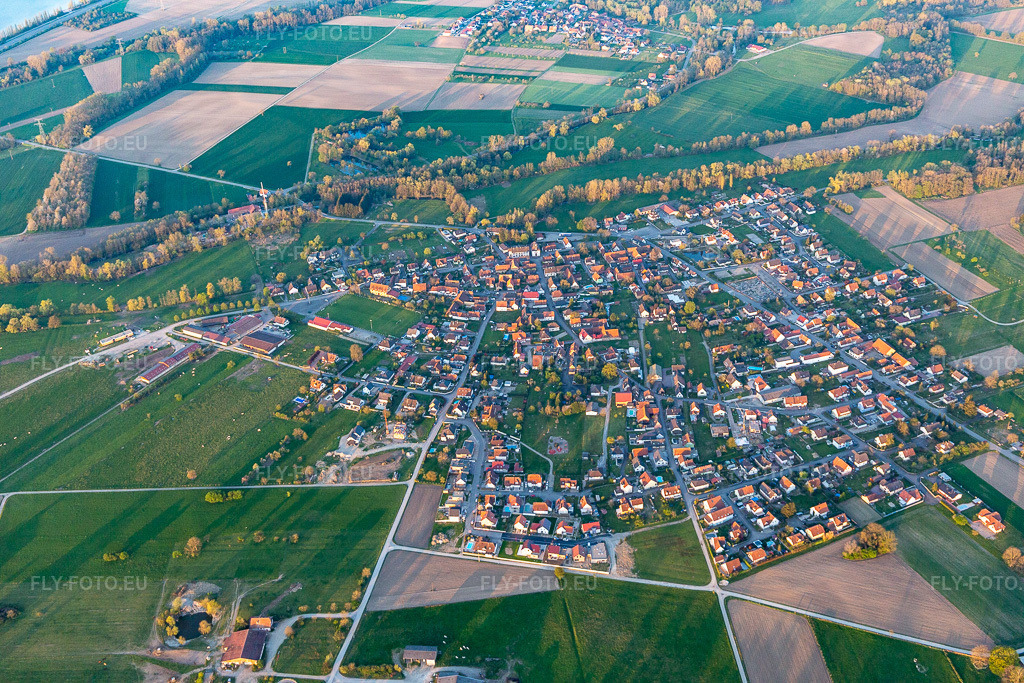 Vue aérienne: Champs agricoles et terres arables à Forstfeld dans le département Bas Rhin, France. Photo: IMG_126522.jpg prise le 25/04/2021 par Werner Riehm/FLY-FOTO.eu – Résolution de l'original: 5472 x 3648 px