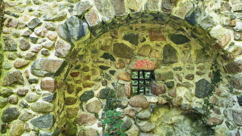 Felswandmauer des Wasserturmes aus Lietzow | Die Felswandmauer des alten Wasserturms aus Lietzow hat eine besondere mittelalterliche Wandstruktur aus Feldsteinen - Realisiert mit Pictrs.com