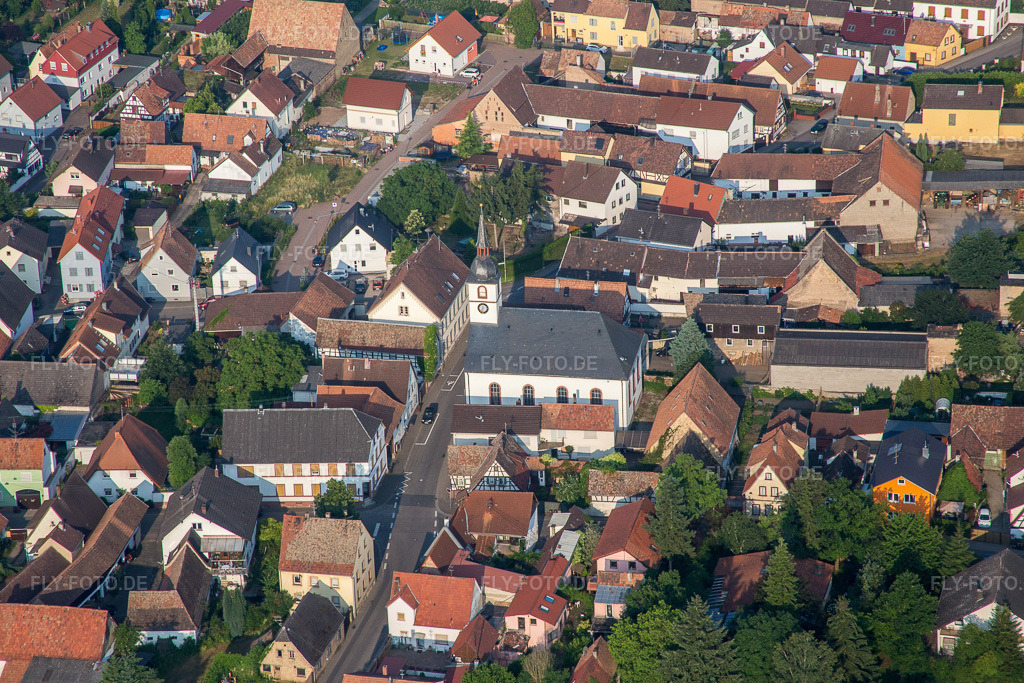 Luftbild: Prot. Kirche im Dorfkern in Westheim im Bundesland Rheinland-Pfalz in Deutschland. Foto: IMG_080577.jpg vom 12.06.2015 durch Werner Riehm/FLY-FOTO.de
