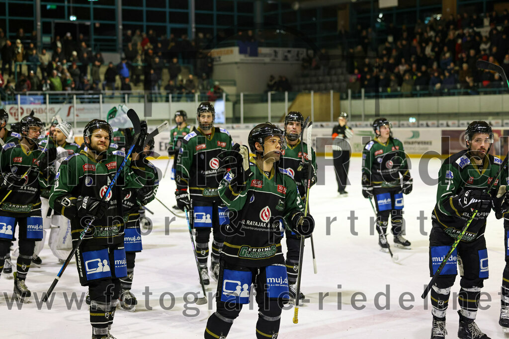 2023-01-22_167_Eishockey_TSV_Erding_gegen_ESC_Dorfen | Erding, Deutschland, 22.01.2023:
Eishockey, Bayernliga 2022 / 2023, 29. Spieltag, TSV Erding gegen ESC Dorfen, Endergebnis: 6:2

Elias Maier (Erding Gladiators, #15), Mark Waldhausen (Erding Gladiators, #27), Philipp Michl (Erding Gladiators, #77)

Foto: Christian Riedel / fotografie-riedel.net