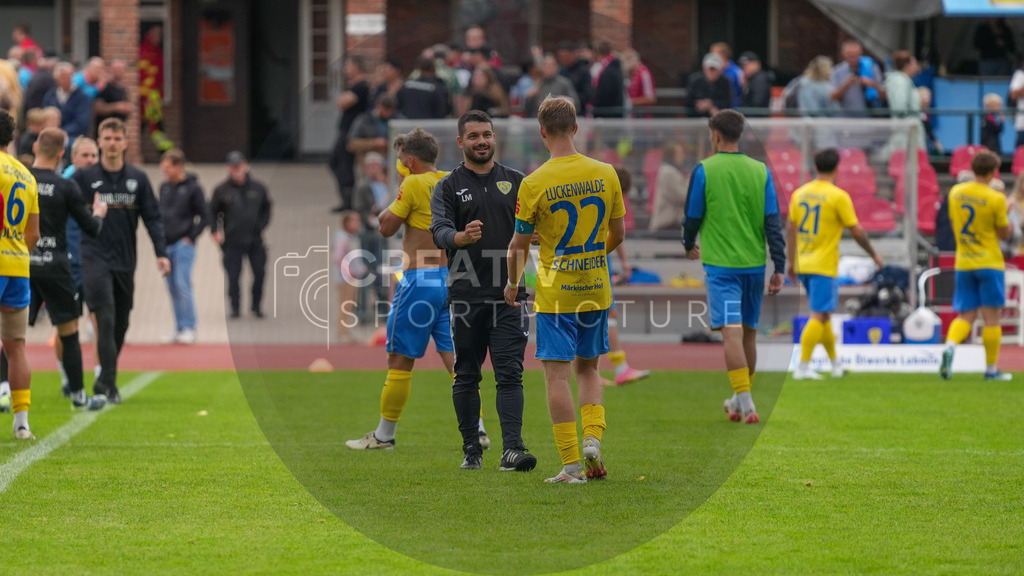 Fußball, Herren, Saison 2025/2026, Regionalliga Nordost, 9. Spieltag, Greifswalder FC vs. FSV 63 Luckenwalde, Sonntag 21.09.2025, Volksstadion Greifswald, | Fußball, Herren, Saison 2025/2026, Regionalliga Nordost, 9. Spieltag, Greifswalder FC vs. FSV 63 Luckenwalde, Sonntag 21.09.2025, Volksstadion Greifswald, Im Bild: Lukas Müller (l. Co-Trainer FSV) und Fabio Schneider (r. FSV) - Realisiert mit Pictrs.com