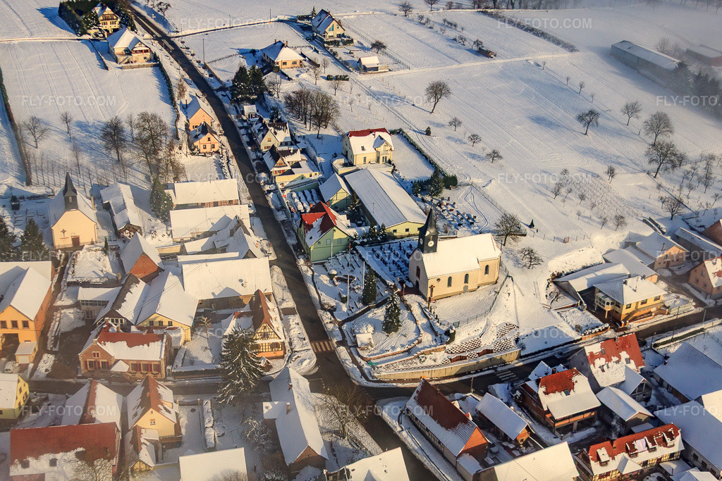 Aerial view: Protestant Church of Wintzenbach and Cemetery in Wintzenbach in the state Bas-Rhin, France. – Photo: IMG_36200.jpg taken on 01/02/2011 by Werner Riehm/FLY-FOTO.com – Resolution of the original: 4752 x 3168 px – Paroisses de Hatten Nord (Niederroedern, Croettwiller, Wintzenbach, Lauterbourg) - Uepal