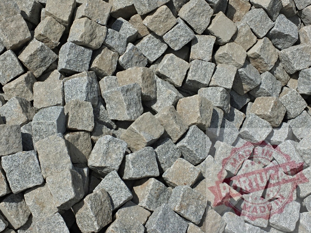Cobblestone pavers piled for construction and landscaping | Cobblestone pavers creating a background texture for construction projects - Realisiert mit Pictrs.com