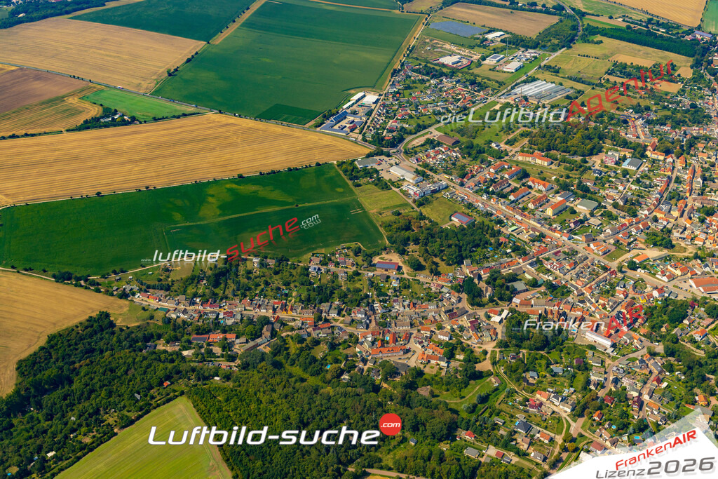 Luftbild der Stadt Alsleben - Die Luftaufnahme wurde 2025 vom UL-Flugzeug heraus erstellt ( keine Drohne ) - Hochauflösende Luftaufnahme - für professionelle Ausdrucke geeignet. Die Geschenkidee !Hier alle&nbsp;Infos zur Lizenzierung der LuftaufnahmeWir fliegen auch dieses Jahr wieder in Ihre Region um Luftbilder zu erstellen.- Luftbild anfragen