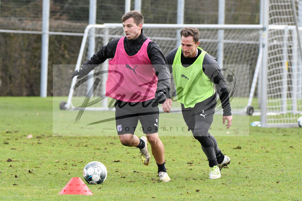 20200130_TRAOSN_0100 | Fußball, Herren: Kevin Wolze (VfL Osnabrueck) und Ulrich Taffertshofer (VfL Osnabrueck) im Zweikampf waehrend der Trainingseinheit des VfL Osnabrueck im Sportpark Illoshoehe am 30.01.2020 in Osnabrueck, Deutschland. - Realisiert mit Pictrs.com