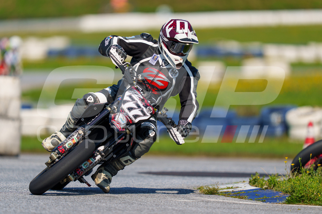 SuperMoto_Staatsmeisterschaft_Greinbach_204 | GRIPcapture steht für authentische Sportfotografie in Österreich – für Momente, die mehr sind als Geschwindigkeit oder Ergebnis. Es geht um Emotion, Spannung, Fokus und den Augenblick, der oft nur einen Wimpernschlag dauert.Ob Motorsport, Teamsport oder 