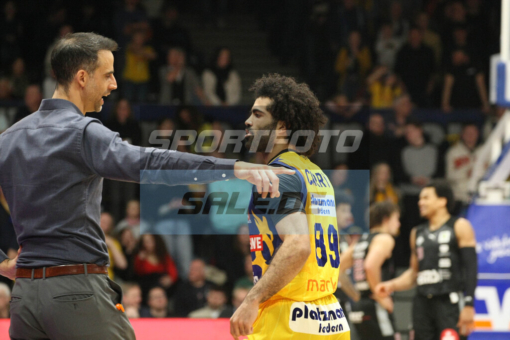 Phoenix Hagen - Nürnberg Falcobns | Trainer Chris Harris mit Sincere Paul Carry - © Sportfoto-Sale (MK) - Realisiert mit Pictrs.com